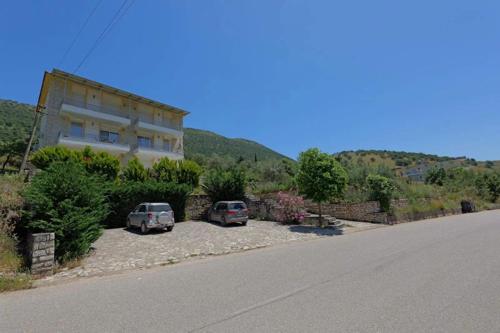 Llamani Apartments Himare 0*,