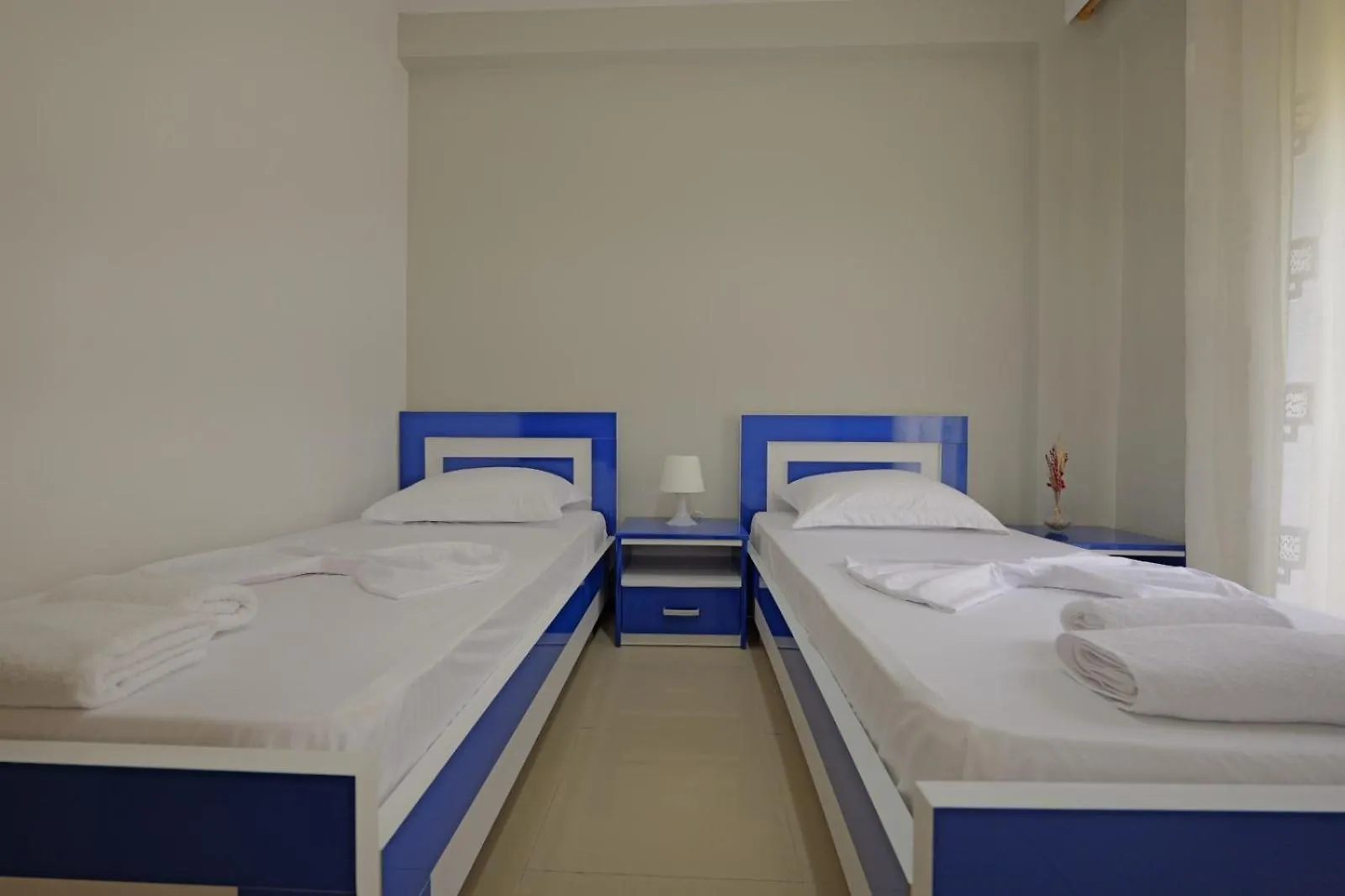Llamani Apartments Himare 0*,